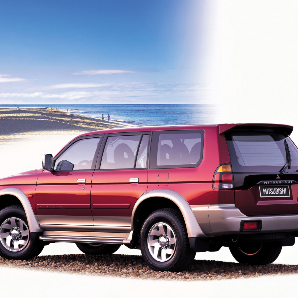 Красивый автомобиль Mitsubishi Pajero Sport