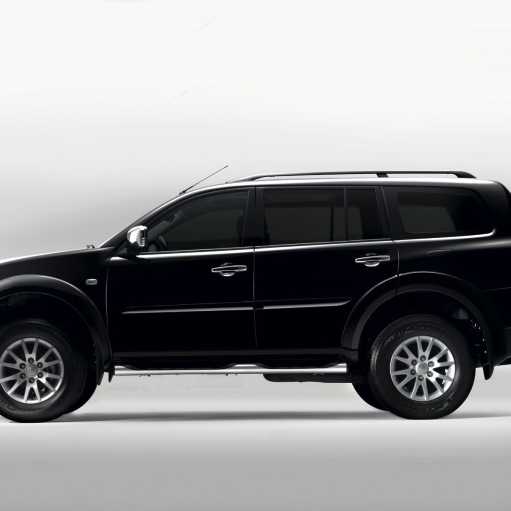 Красивый автомобиль Mitsubishi Pajero Sport в Москве