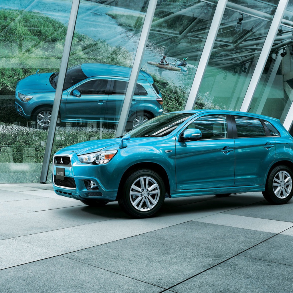 Автомобиль Mitsubishi ASX на дороге