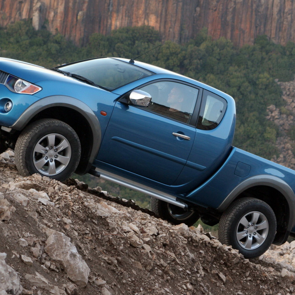 Автомобиль Mitsubishi L200 на дороге