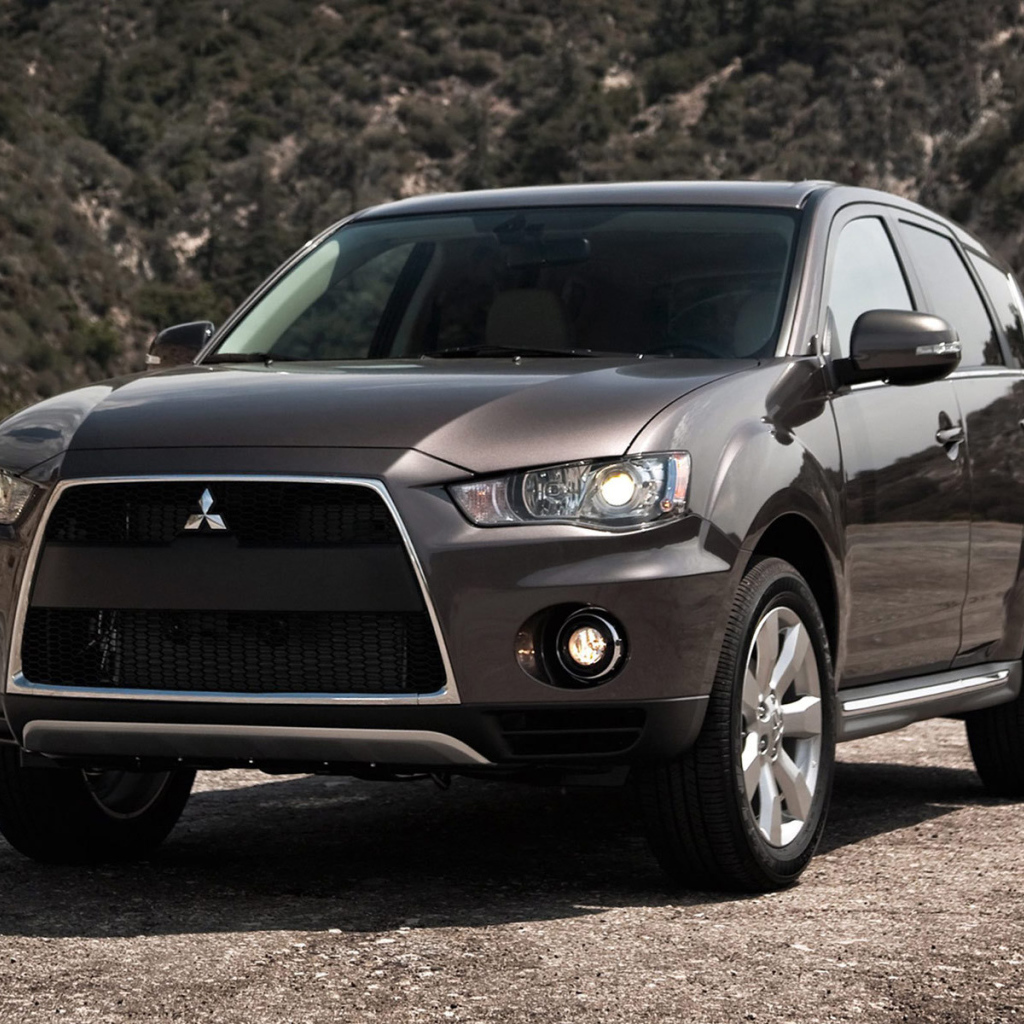 Автомобиль Mitsubishi Outlander на дороге