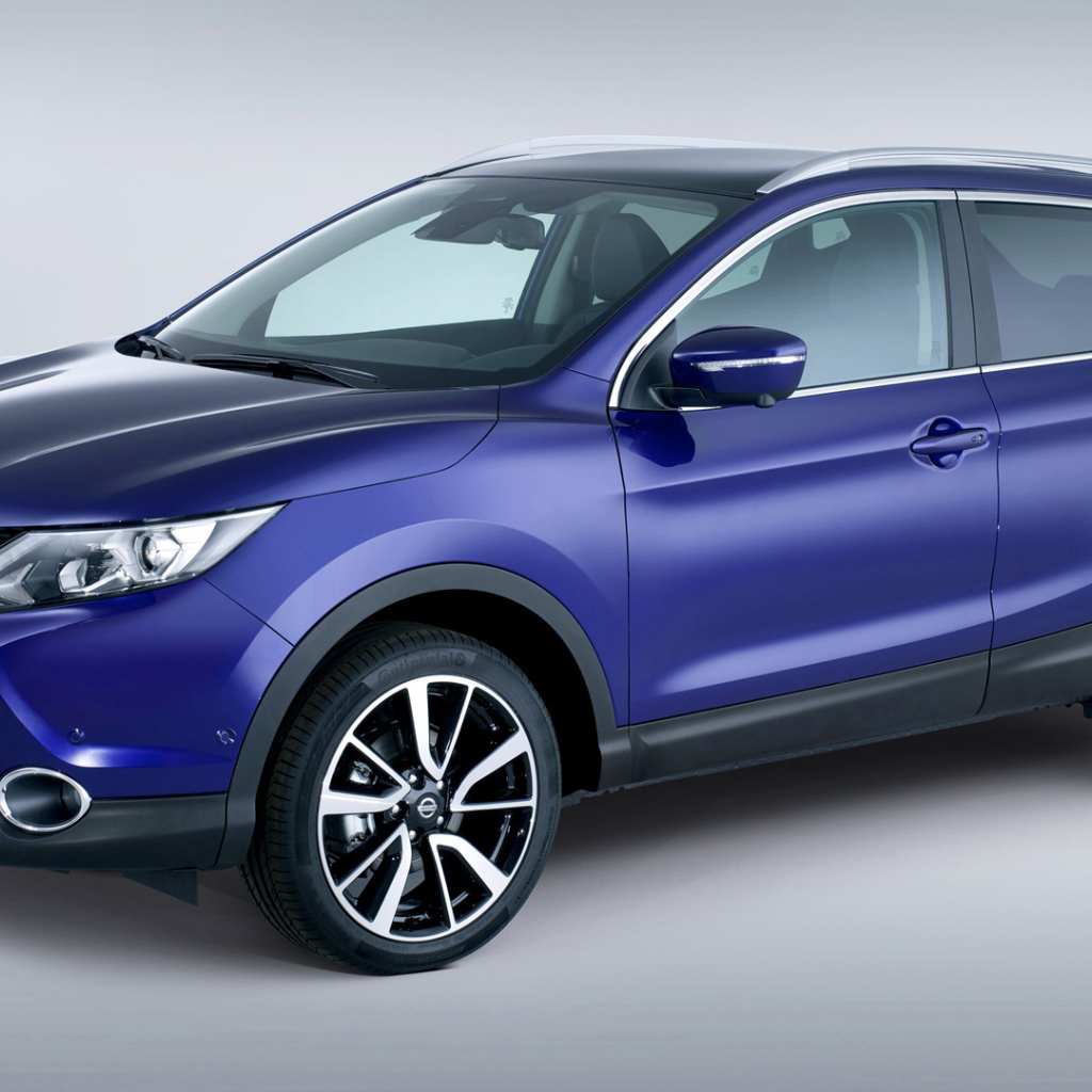 Автомобиль Nissan Quashqai 2014 на дороге