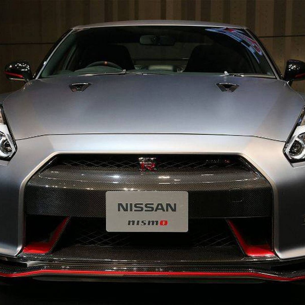 Красивый автомобиль Nissan GT-R Nismo 2014