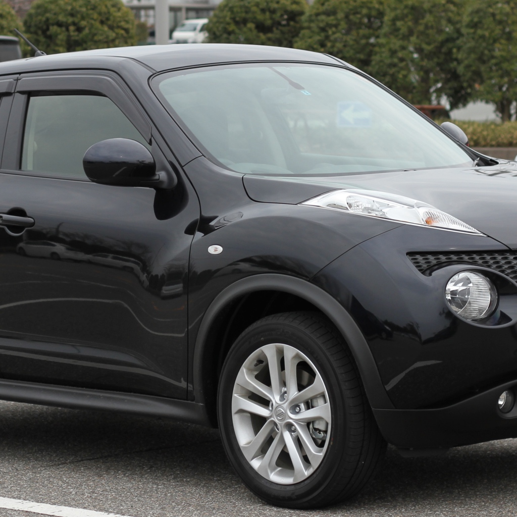 Красивый автомобиль Nissan Juke в Москве