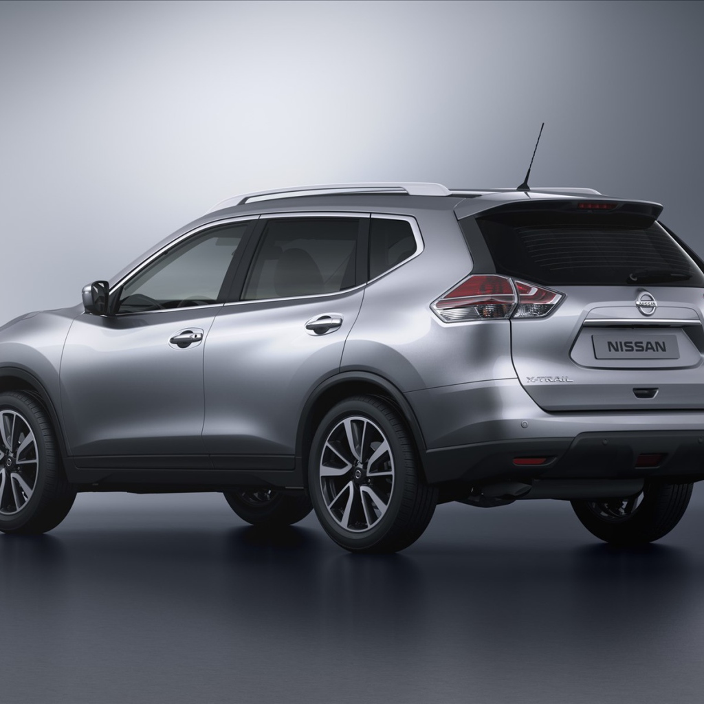 Автомобиль Nissan X-Trail на дороге