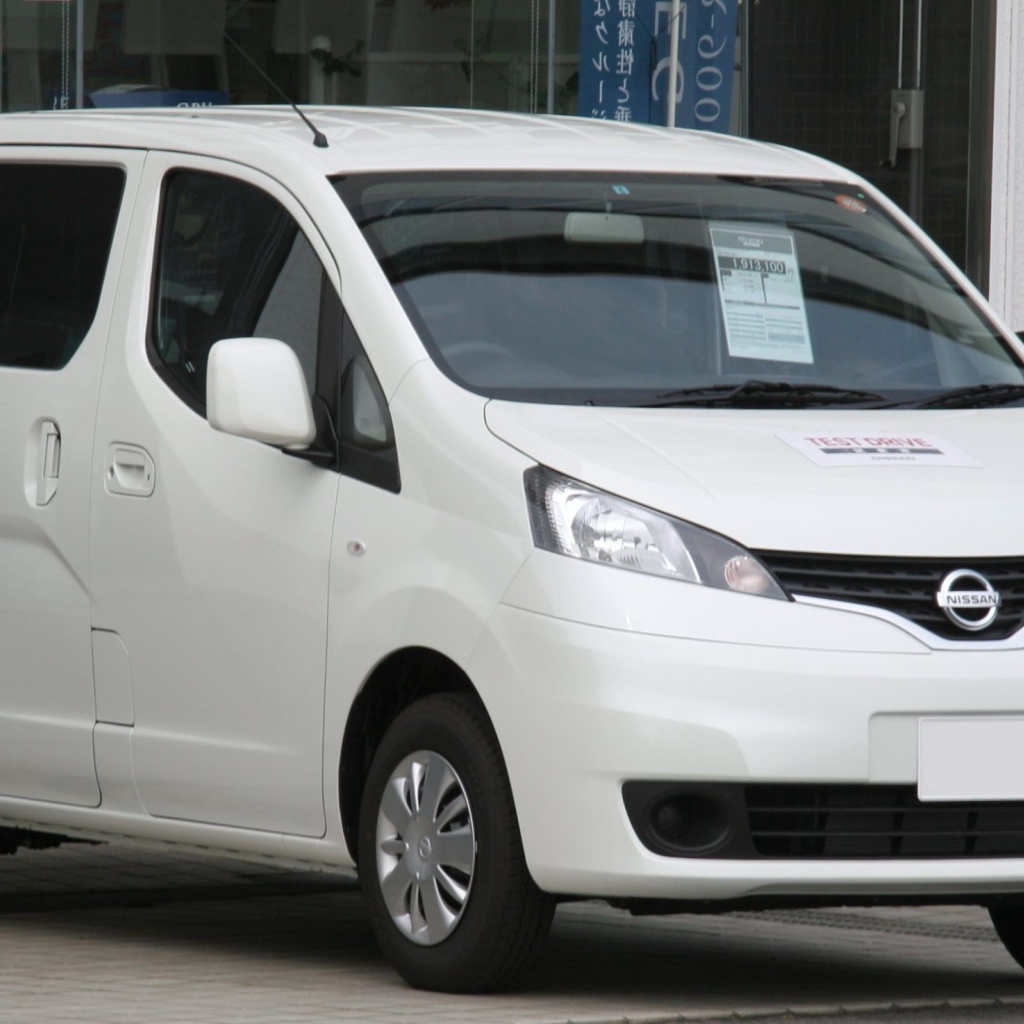 Автомобиль марки Nissan модели NV200
