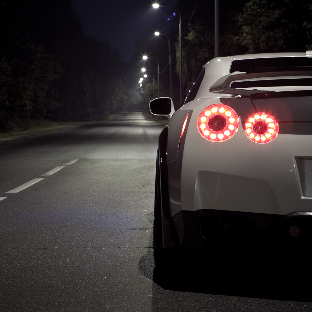 Ниссан ночью