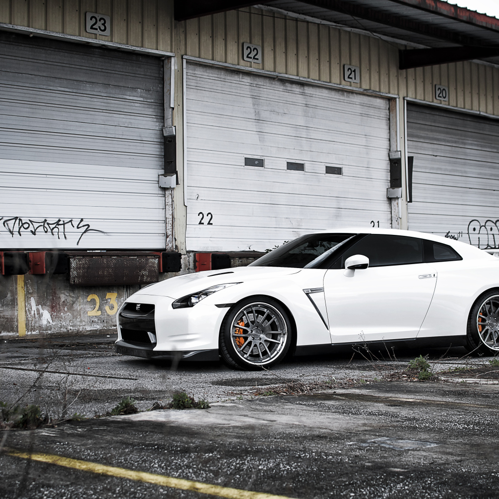 Белый Ниссан у склада