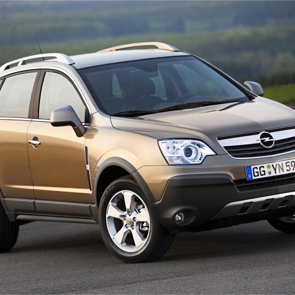 Красивый автомобиль Opel Antara в Москве