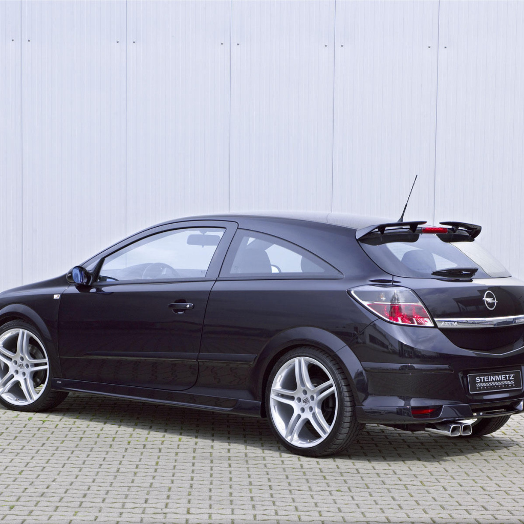 Красивый автомобиль Opel Astra GTC