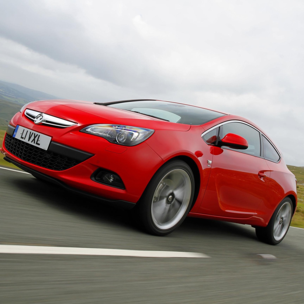 Красивый автомобиль Opel Astra GTC 2014