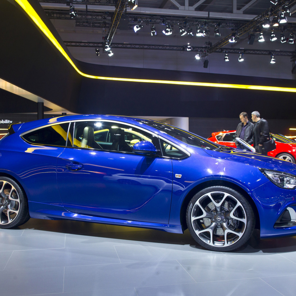 Красивый автомобиль Opel Astra GTC 2014 в Москве