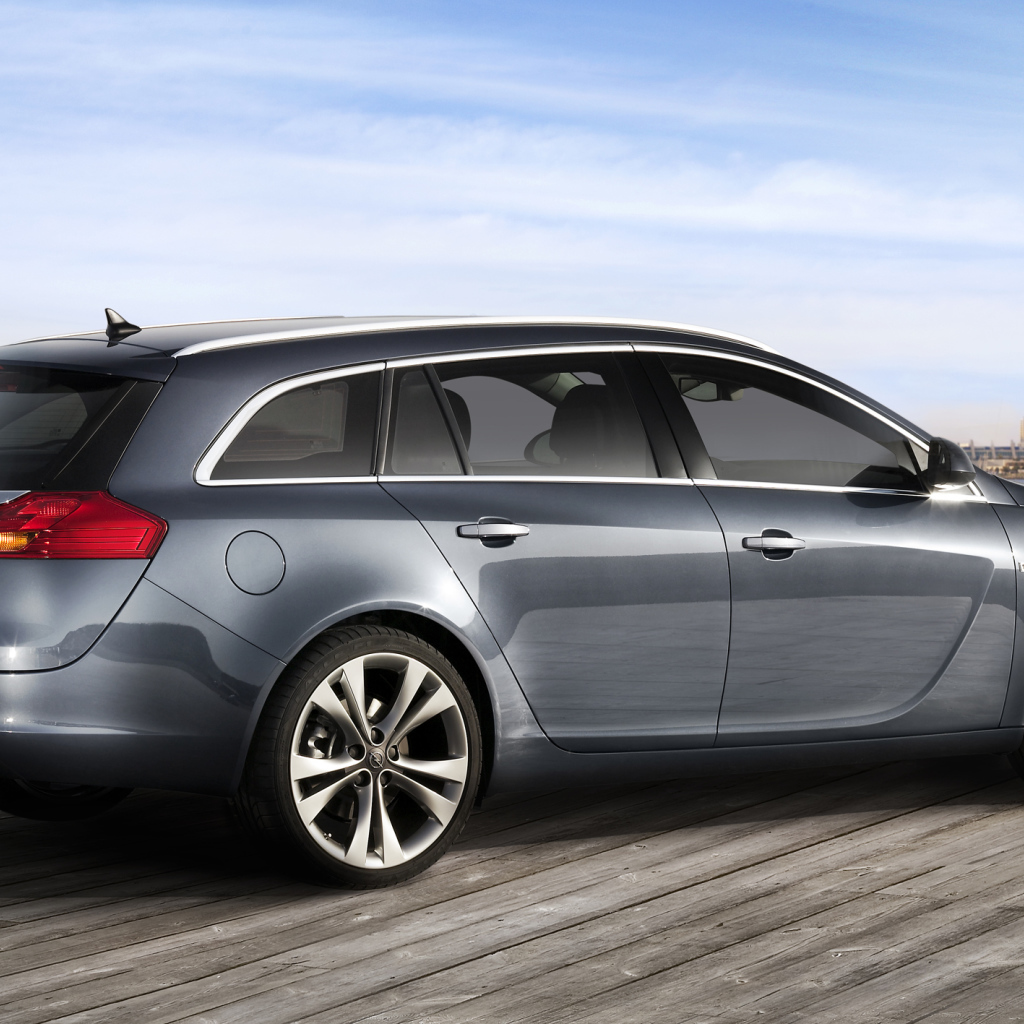 Красивый автомобиль Opel Insignia