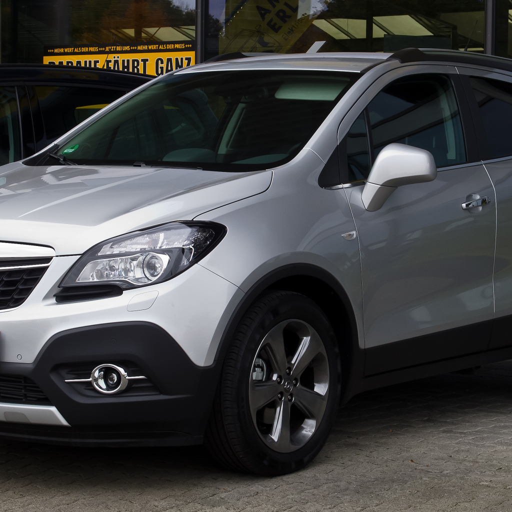 Красивый автомобиль Opel Mokka в Москве