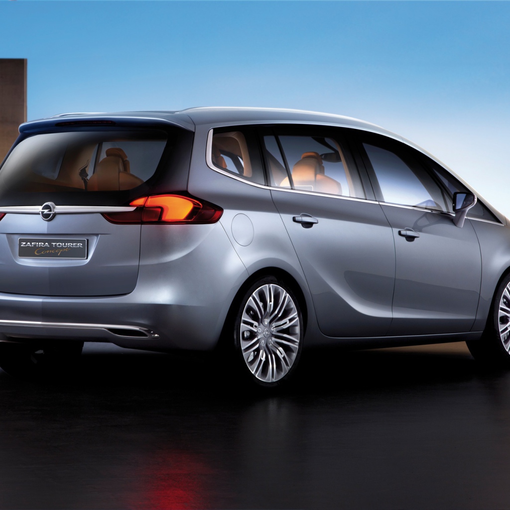 Красивый автомобиль Opel Zafira