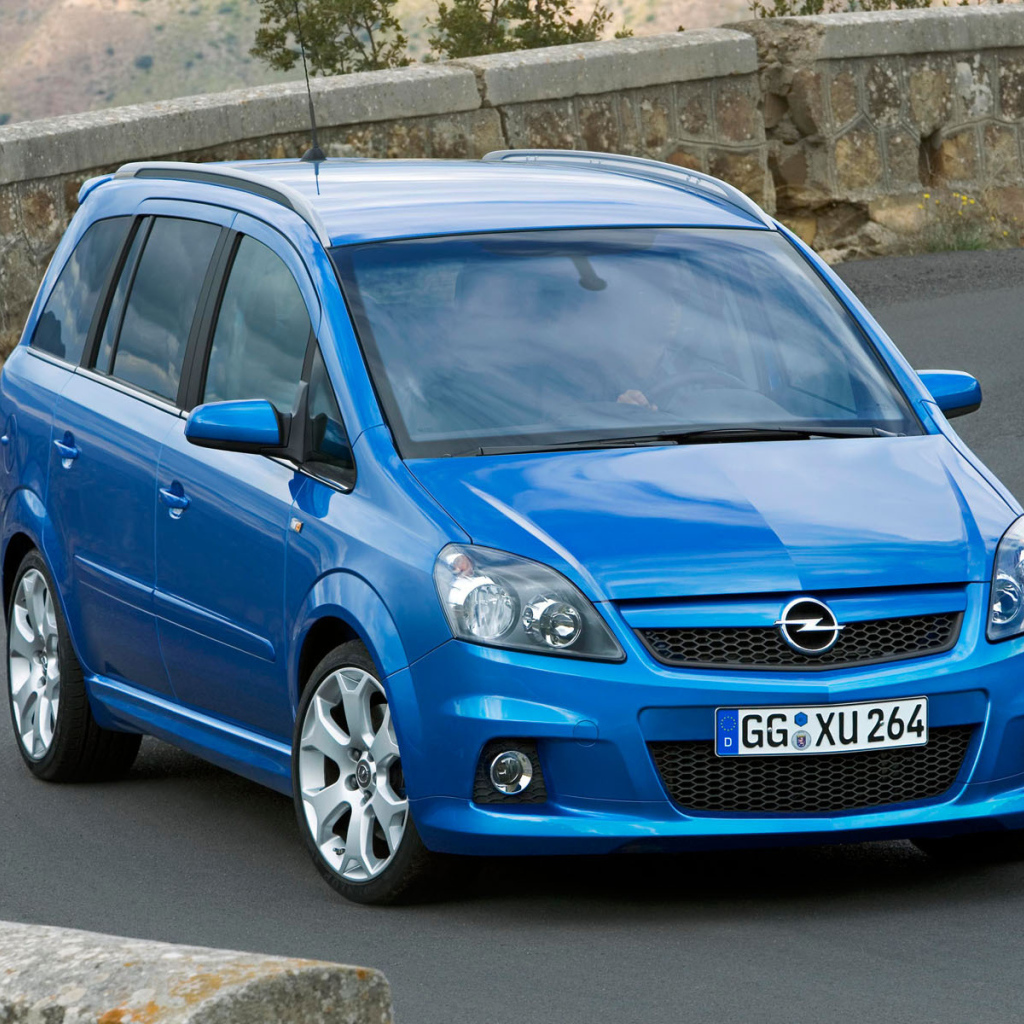 Красивый автомобиль Opel Zafira в Москве
