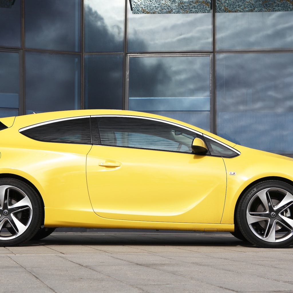 Автомобиль марки Opel модели Astra GTC 2014