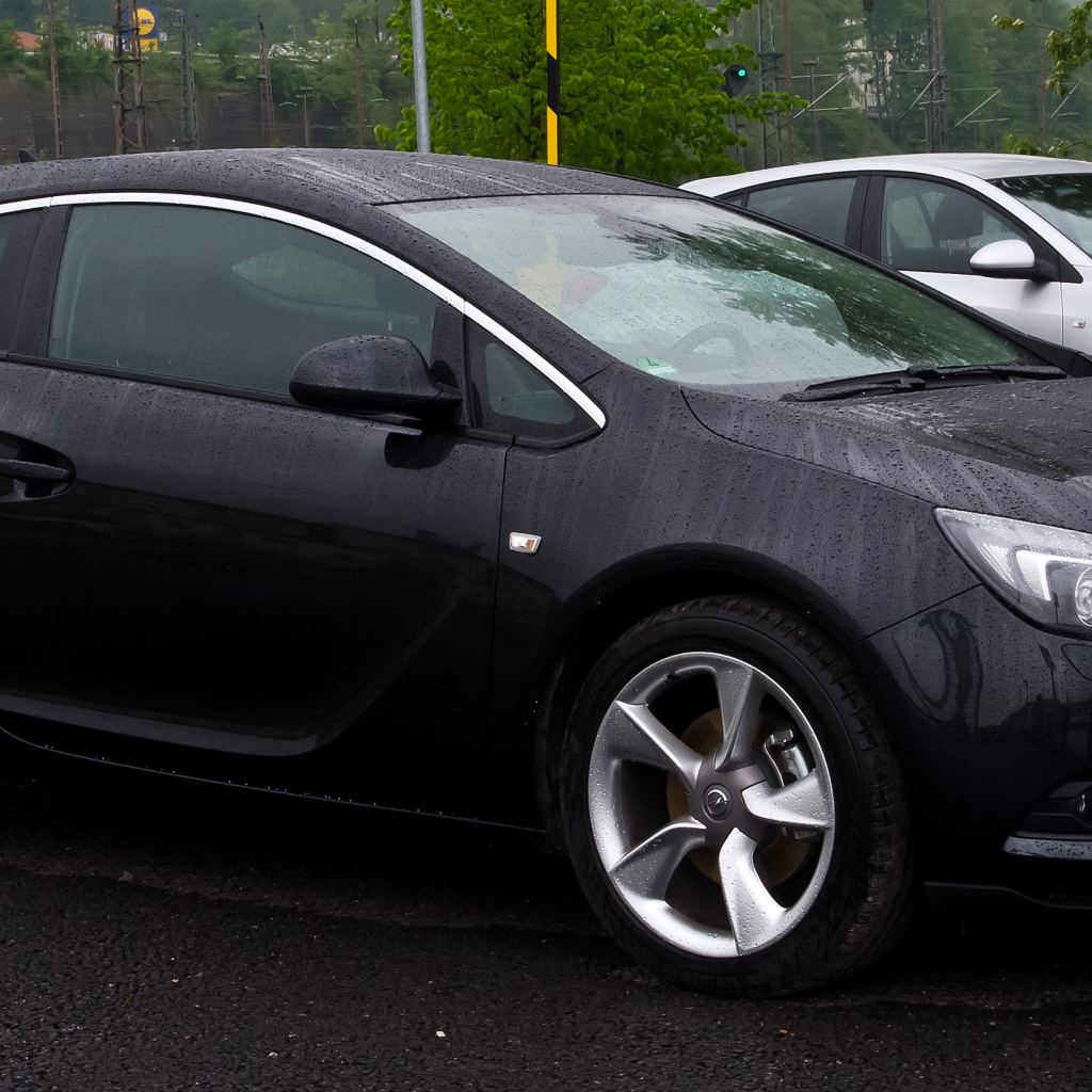 Автомобиль Opel Astra GTC на дороге