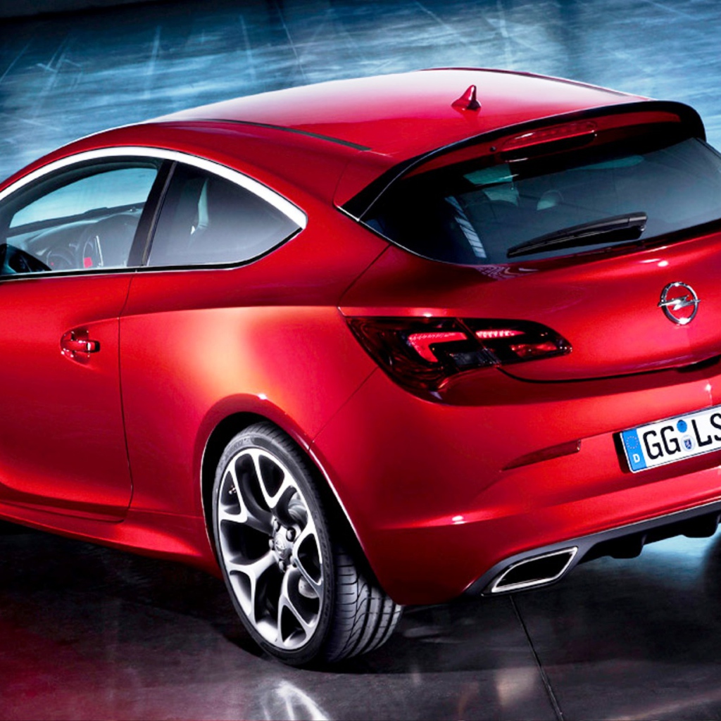 Автомобиль Opel Astra GTC 2014 на дороге