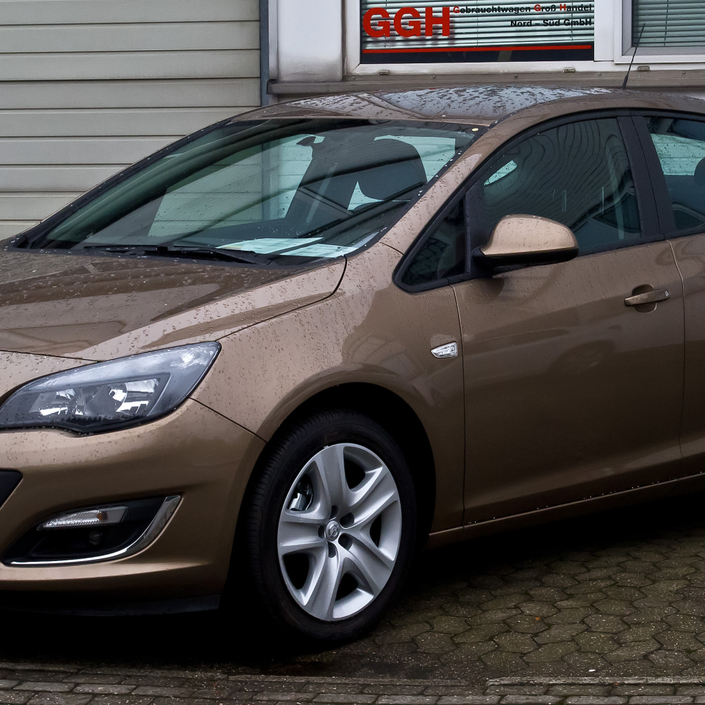 Автомобиль Opel Astra на дороге