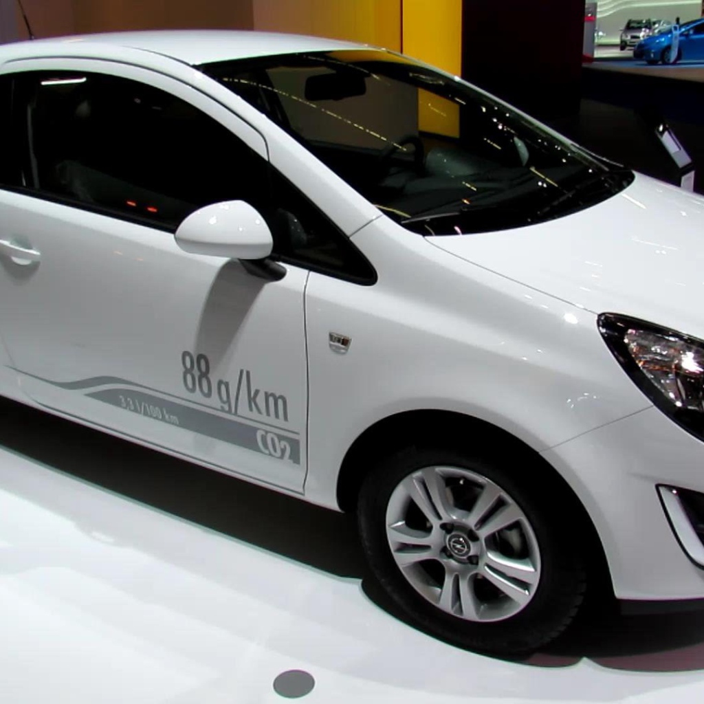 Автомобиль Opel Corsa на дороге