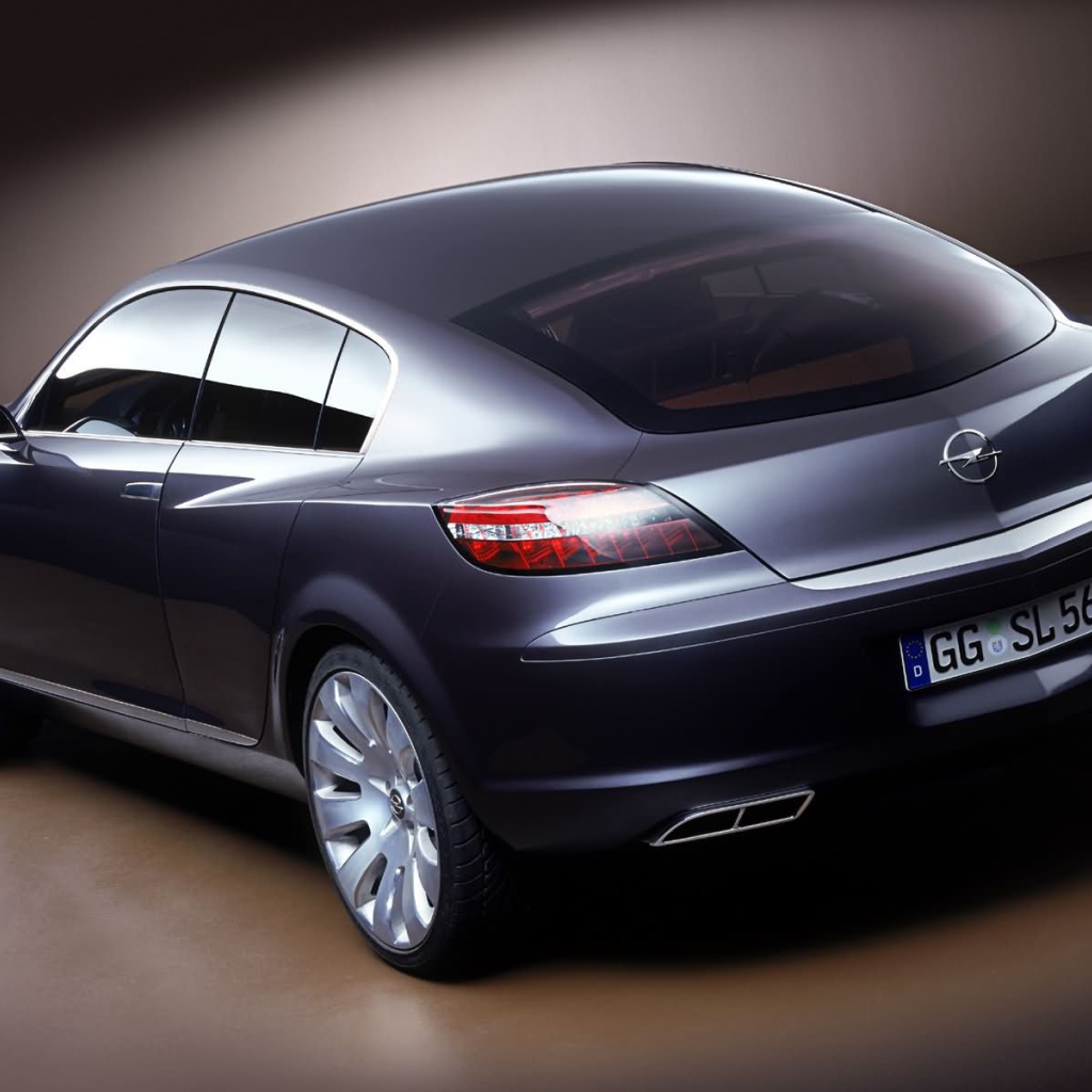 Автомобиль Opel Insignia на дороге