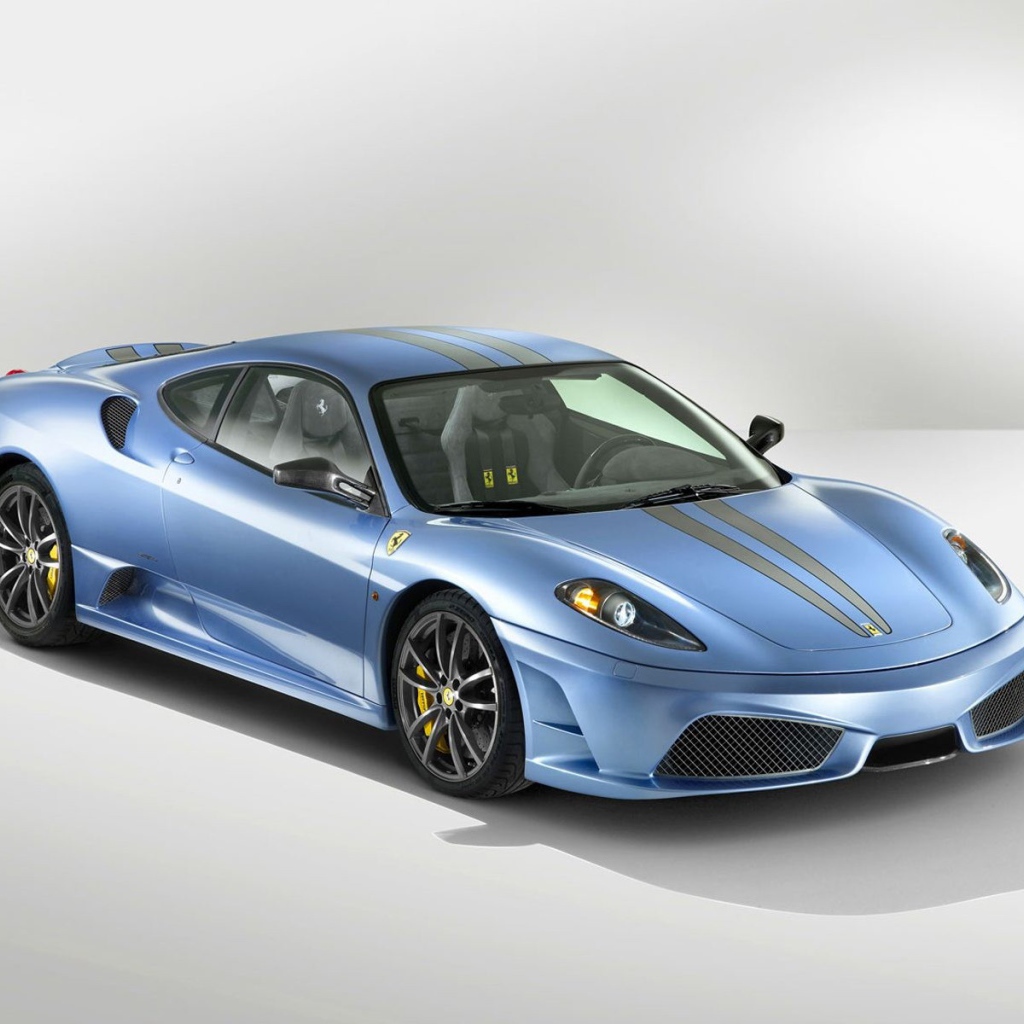 Голубой спортивный автомобиль