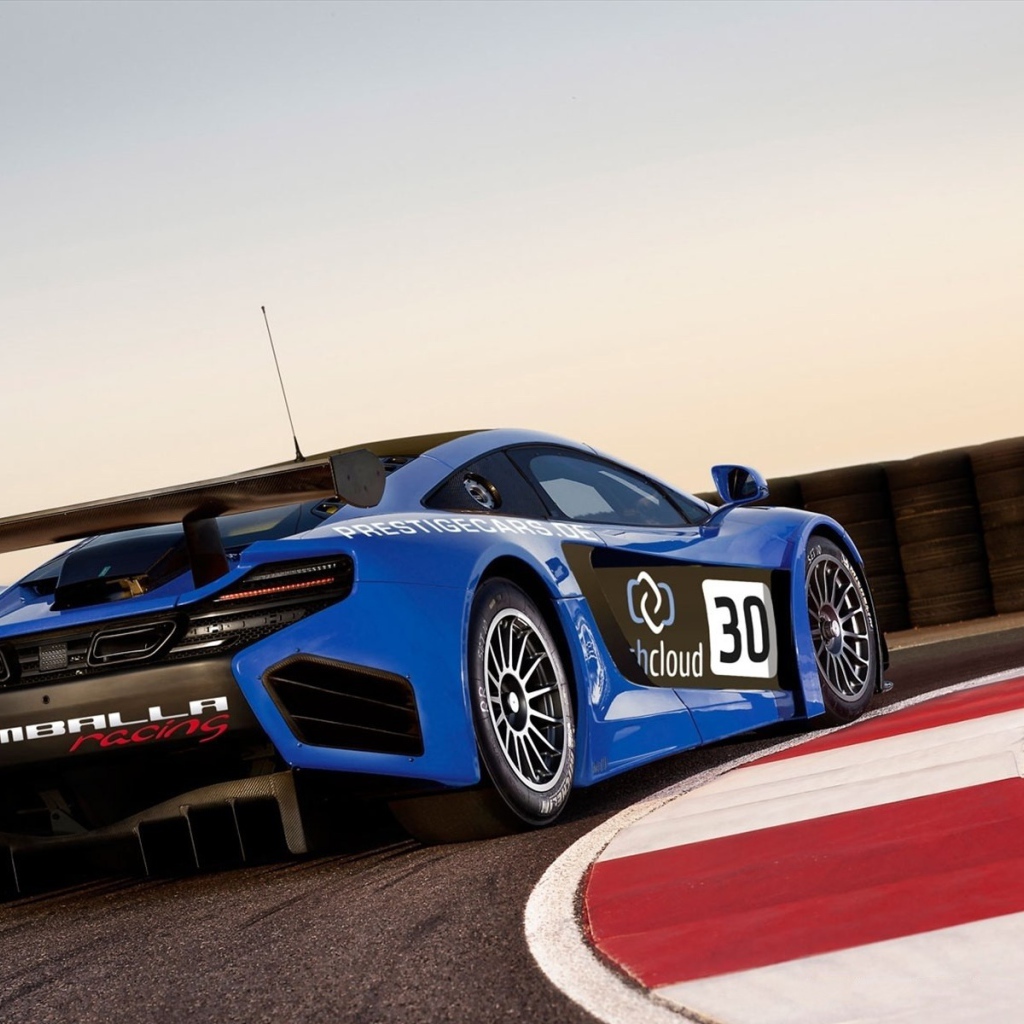 Суперавтомобиль на повороте