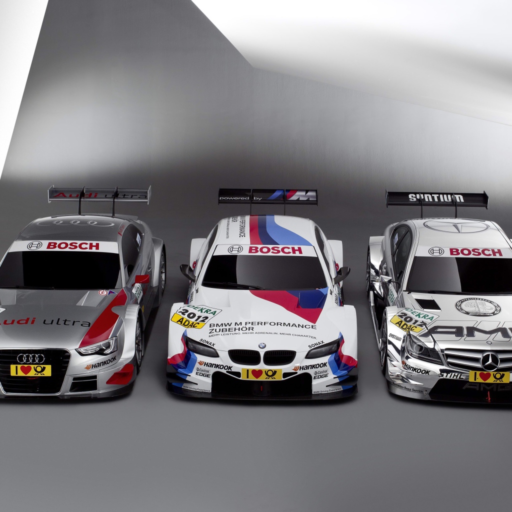 Три гоночных автомобиля