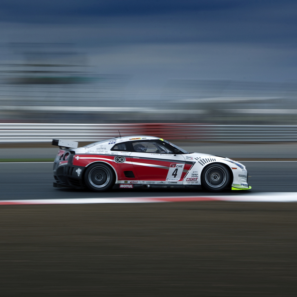 Гоночный автомобиль на скорости