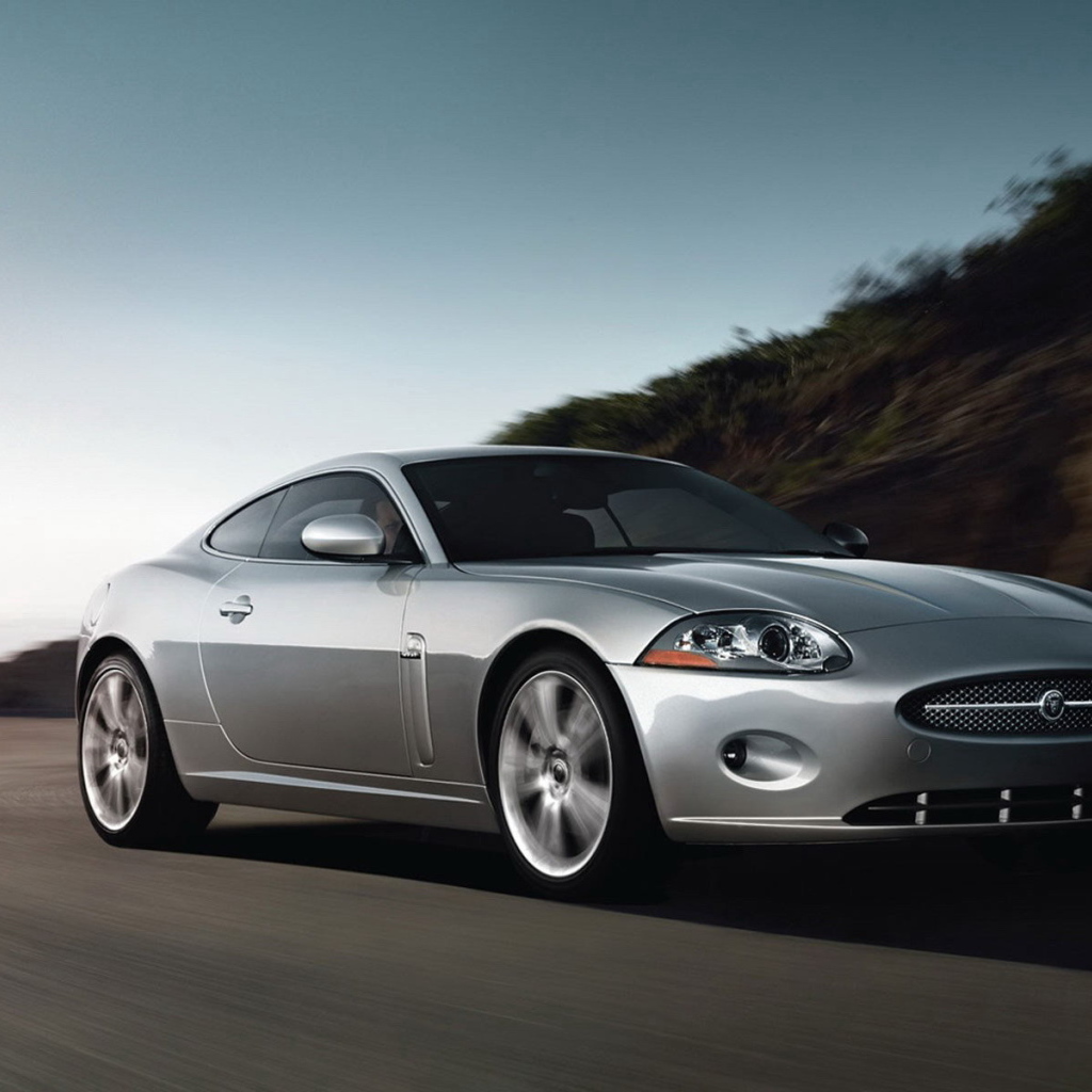 Серебристый автомобиль на дороге