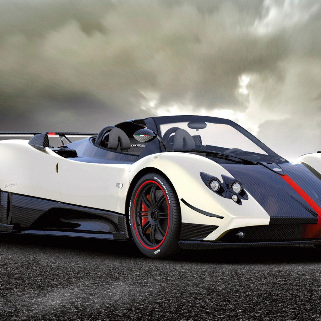 Красивый автомобиль Pagani Zonda в Москве