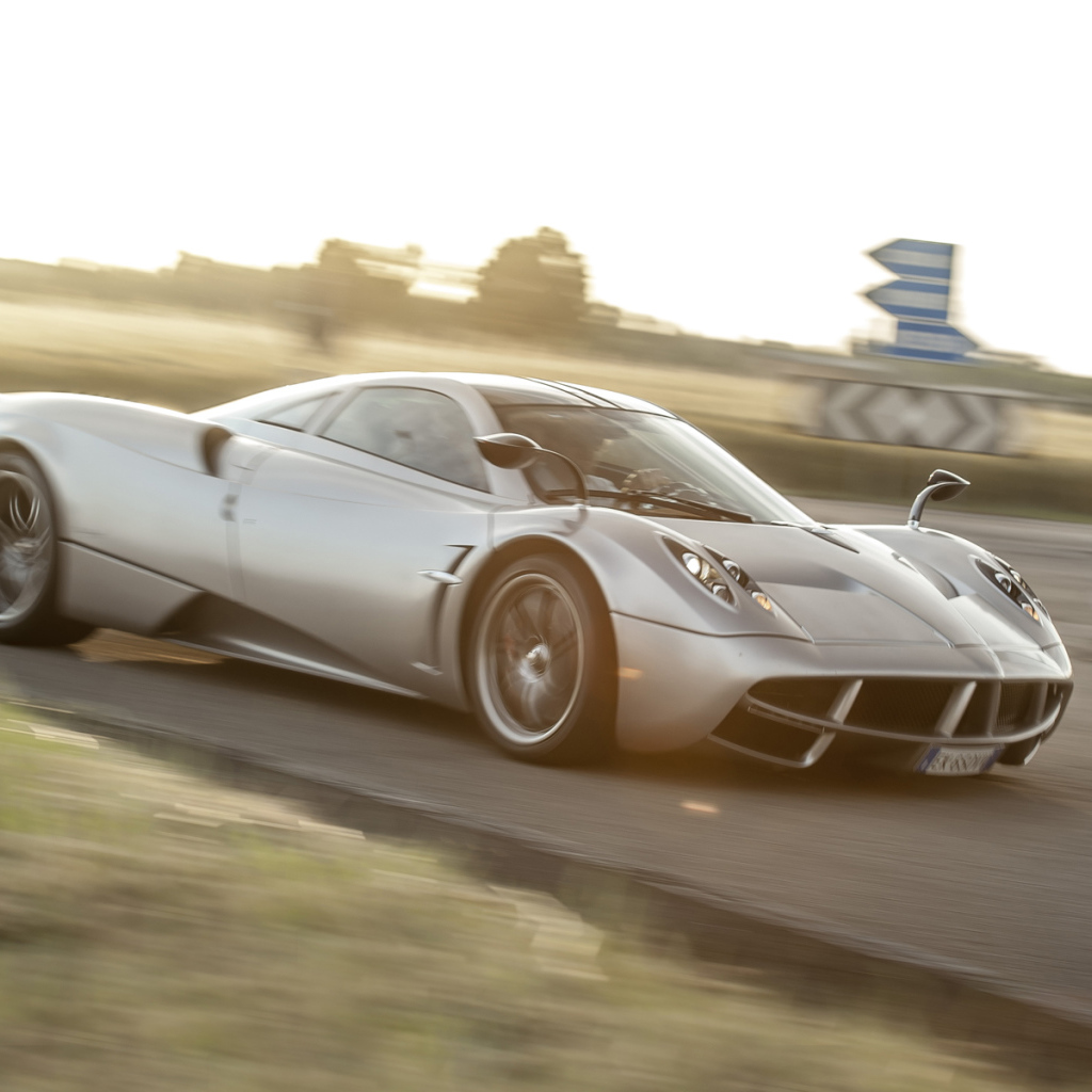 Автомобиль Pagani Huayra на дороге