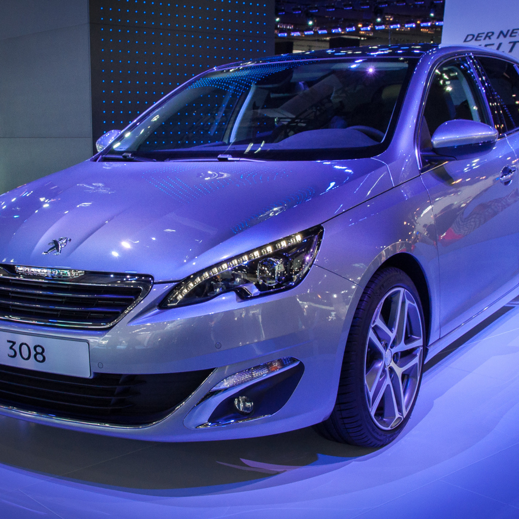 Peugeot 308 в автосалоне
