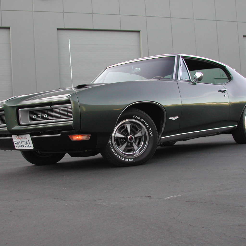 Автомобиль Pontiac GTO 1969 на дороге