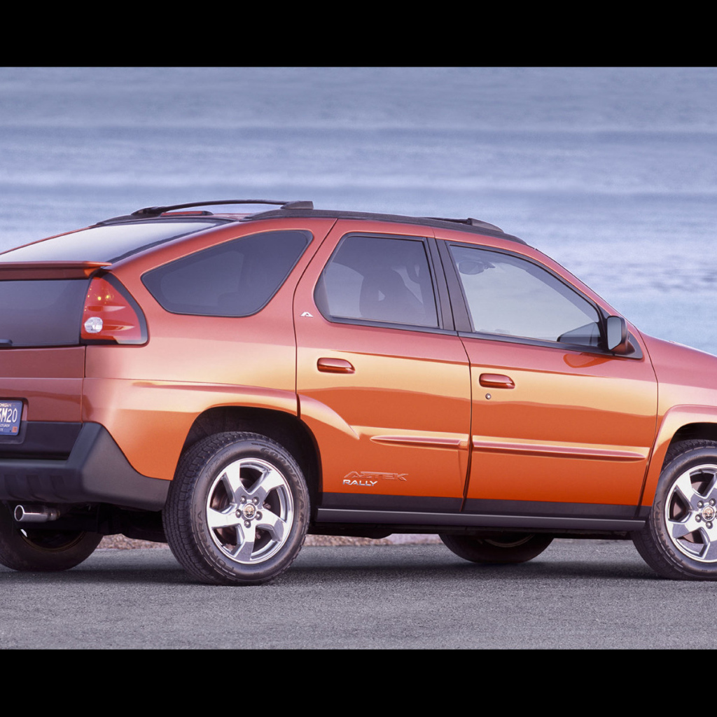 Красивый автомобиль Pontiac Aztec в Москве