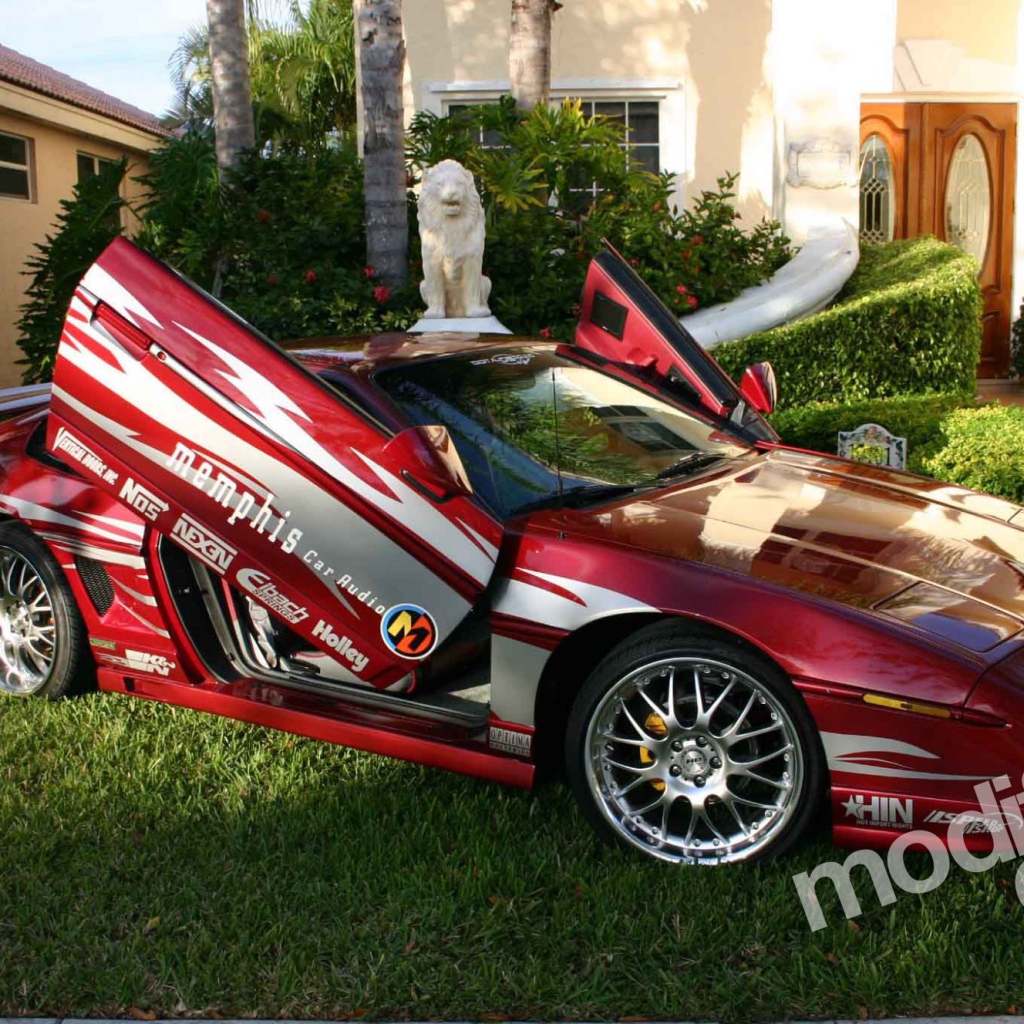 Красивый автомобиль Pontiac Fiero