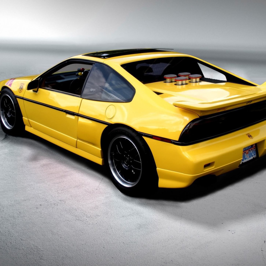 Красивый автомобиль Pontiac Fiero в Москве