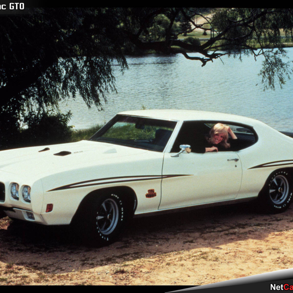 Красивый автомобиль Pontiac GTO 1969