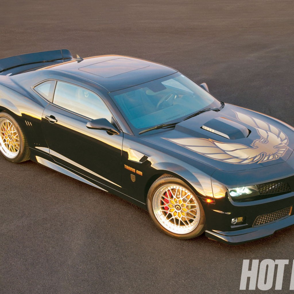 Красивый автомобиль Pontiac Trans Am в Москве