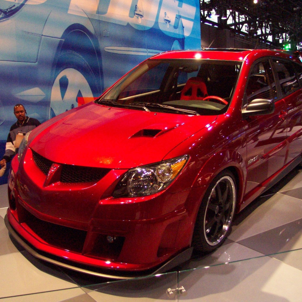 Красивый автомобиль Pontiac Vibe в Москве