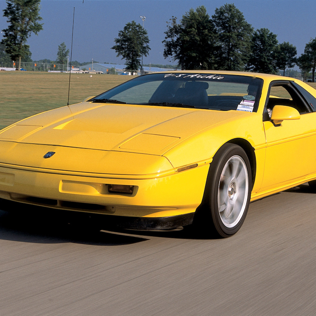 Автомобиль марки Pontiac модели Fiero