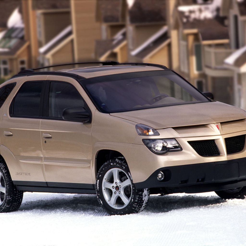 Автомобиль Pontiac Aztec на дороге