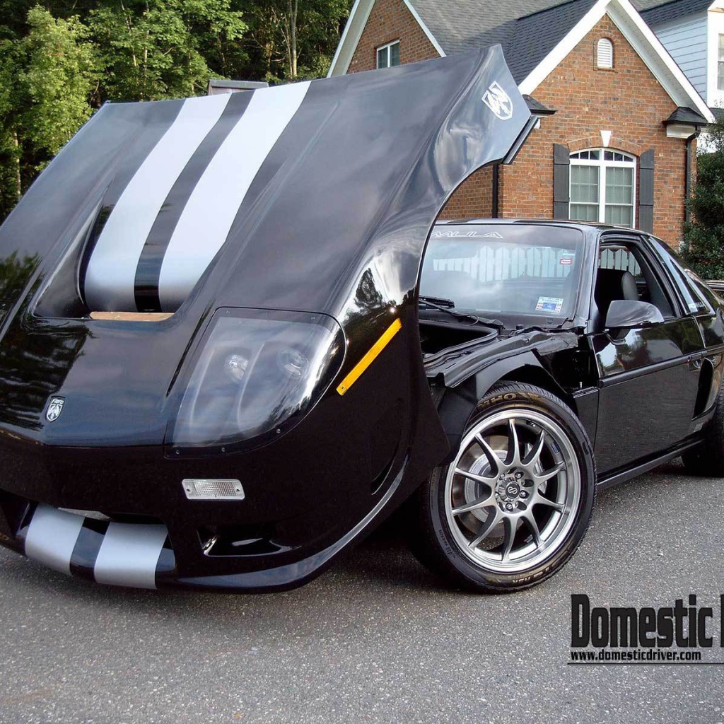 Автомобиль Pontiac Fiero на дороге