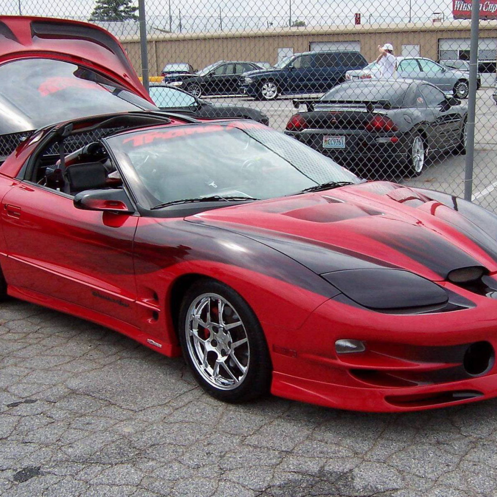 Автомобиль Pontiac Firebird на дороге