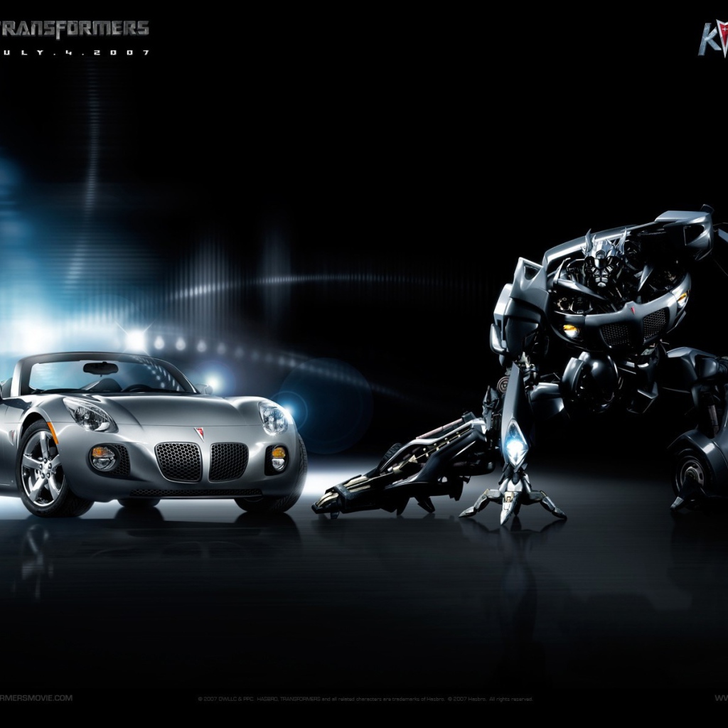 Автомобиль Pontiac Solstice на дороге