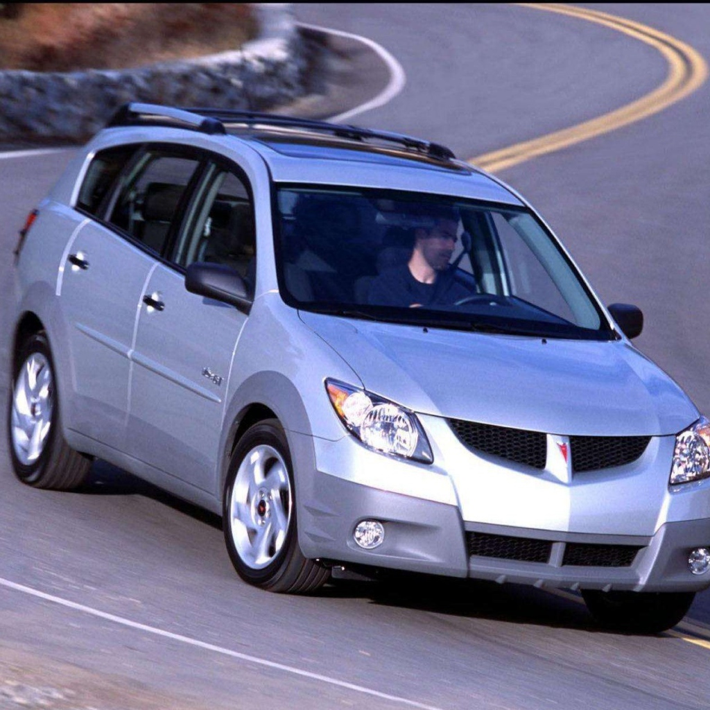 Автомобиль Pontiac Vibe на дороге