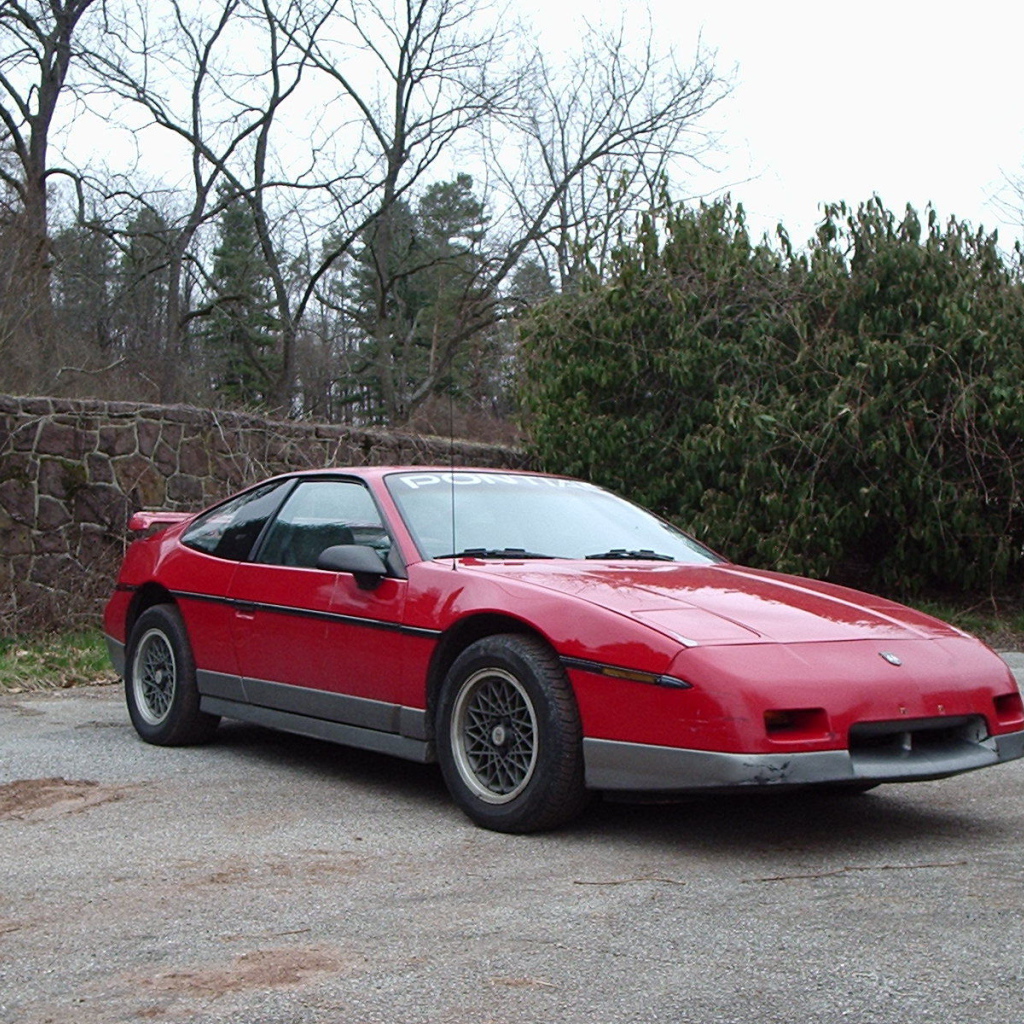 Надежный автомобиль Pontiac Fiero