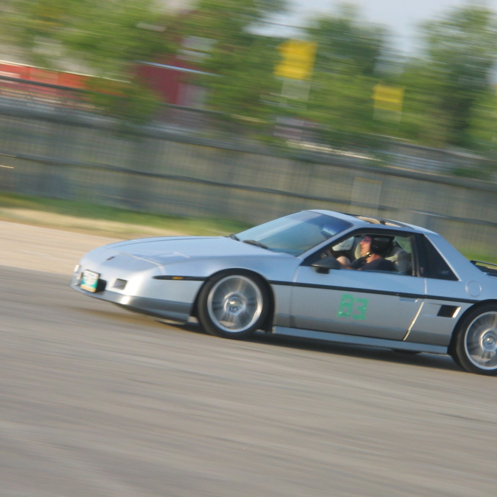 Тест драйв автомобиля Pontiac Fiero