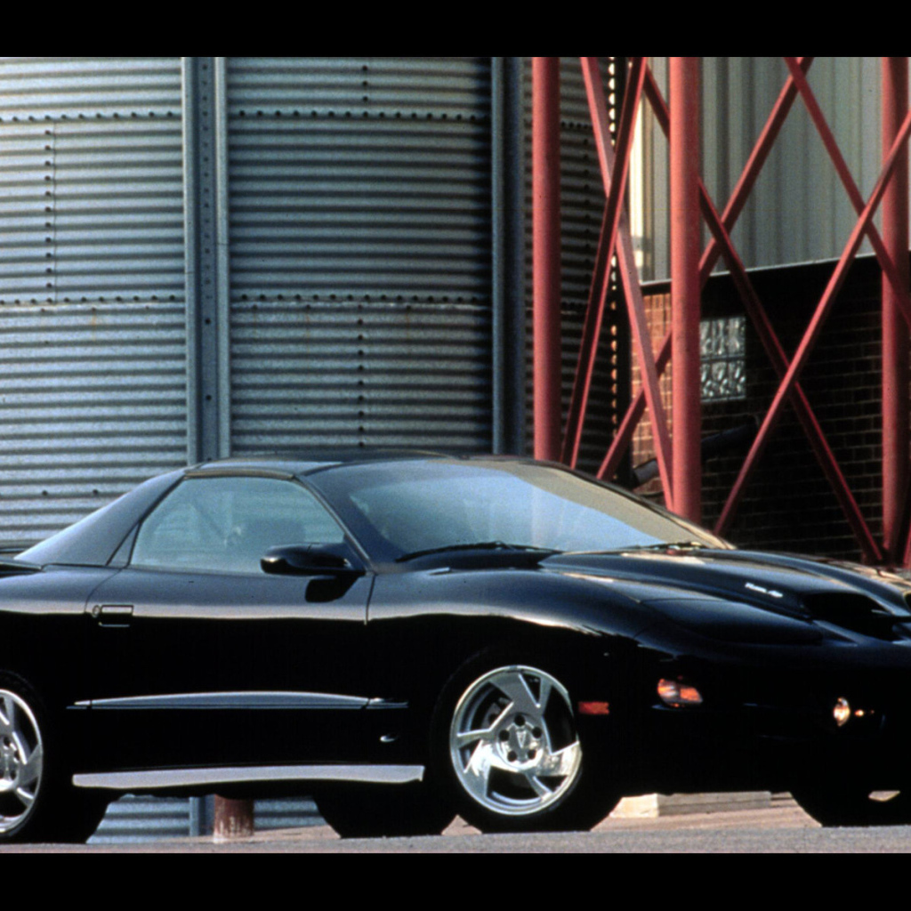 Новая машина Pontiac Firebird